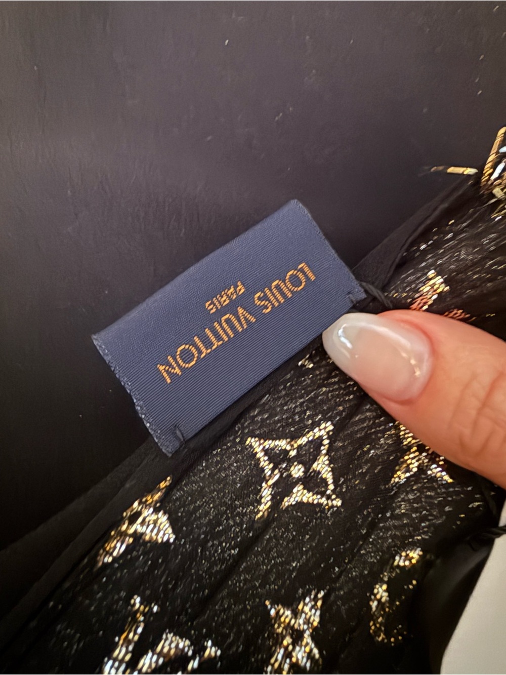 Louis Vuitton Black and Gold Glitter Monogram Shawl - Picture 6 of 9